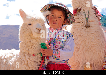 junges Mädchen mit Alpaka bei Maca, Colca Canyon, Peru Stockfoto