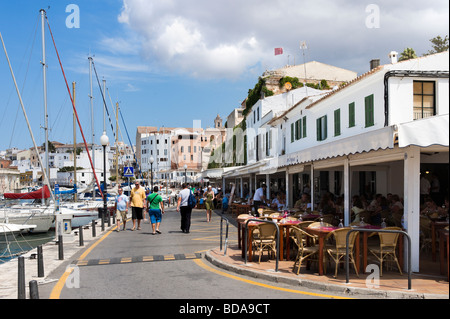 Harbourfront-Restaurant in der alten Stadt von Ciutadella (Ciudadela), Menorca, Balearen, Spanien Stockfoto