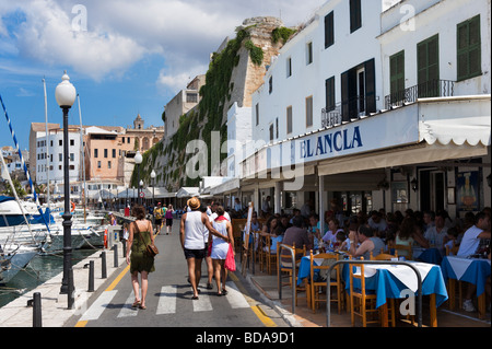 Harbourfront-Restaurant in der alten Stadt von Ciutadella (Ciudadela), Menorca, Balearen, Spanien Stockfoto