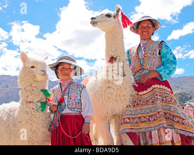 Mutter und Tochter mit Lama und Alpaka bei Maca, Colca Canyon, Peru Stockfoto