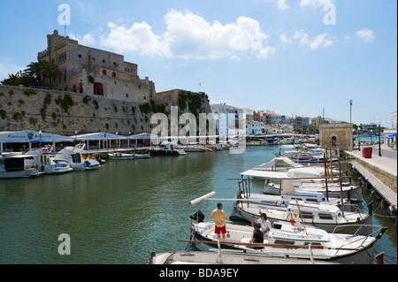 Den Hafen und Rathaus (Ajuntament) in der alten Stadt von Ciutadella (Ciudadela), Menorca, Balearen, Spanien Stockfoto