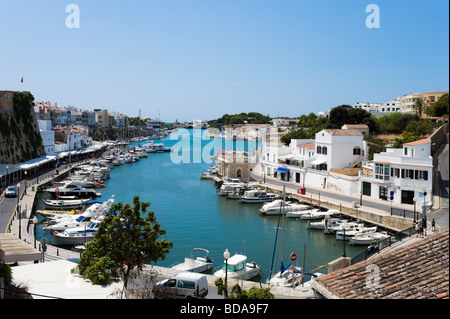 Blick über den Hafen in der alten Stadt von Ciutadella (Ciudadela), Menorca, Balearen, Spanien Stockfoto