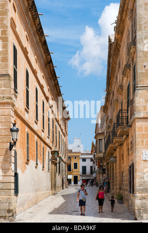 Typische Street an der Placa Essen Born in der alten Stadt von Ciutadella (Ciudadela), Menorca, Balearen, Spanien Stockfoto