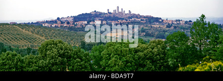 Panoramablick auf die Weinberge und San Gimignano in der Ferne Stockfoto