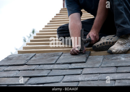 Aufgearbeiteten Dachziegel auf Hütte Sanierungsprojekt verwendet wird Stockfoto