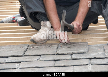 Aufgearbeiteten Dachziegel auf Hütte Sanierungsprojekt verwendet wird Stockfoto