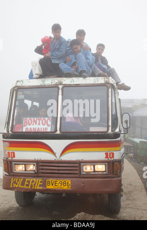 Filipinos auf Dach Busfahrt von Banaue und Bontoc Nord-Luzon Philippinen Stockfoto