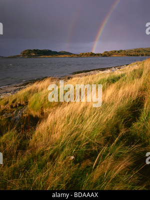 Regenbogen über Appin gesehen von der Isle of Eriska, Lorn, Argyll, Schottland, UK Stockfoto