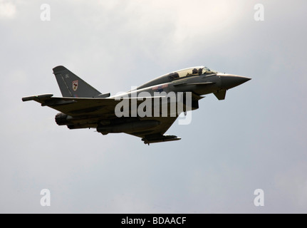 RAF Eurofighter Typhoon F2 Kämpfer Flugzeuge im Flug in den Himmel Stockfoto