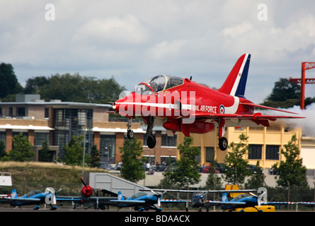 RAF rote Pfeile Hawk Jet Flugzeug Landung auf der Farnborough International Air Show im Jahr 2008 Stockfoto