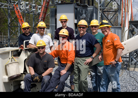 Elektrische Dienstprogramm Arbeiter posieren für ein Gruppenbild Stockfoto