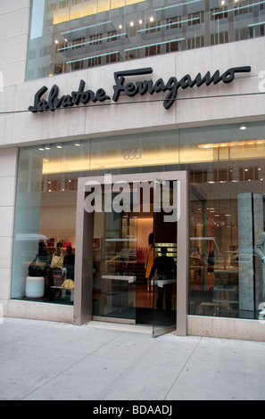 Die Ladenfront von Salvatore Ferragamo speichern auf Fifth Avenue, New York, Vereinigte Staaten. Stockfoto