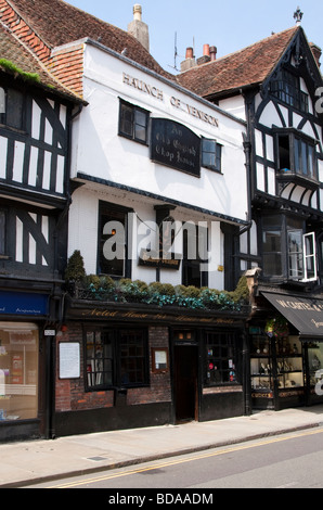 Schwarz / weiß Fachwerk, historische Gebäude und die Haunch of Venison Pub im Stadtzentrum von Salisbury, Wiltshire Stockfoto