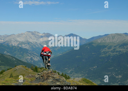 Mountainbiker Rowan Sorrell reitet auf einem Felsenrücken in Sauze d in den italienischen Alpen Stockfoto