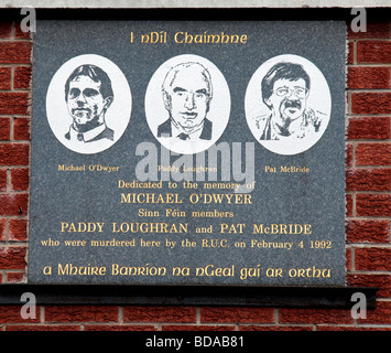 Tafel zum Gedenken an Michael O'Dwyer, Paddy Loughran und Pat McBride, drei Sinn Féin-Mitglieder im Jahr 1992 von einem RUC Polizisten getötet Stockfoto