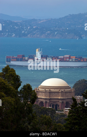 Containerschiff in San Francisco Bay übergeben den Palast von Fine Art San Francisco Kalifornien USA Stockfoto