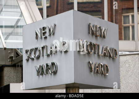 New Scotland Yard Zeichen der Broadway London England Great Britain Samstag, 4. Juli 2009 Stockfoto