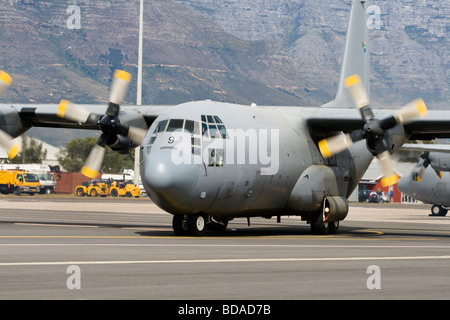 Ein South African Air Force Hercules Schwertransport Turboprop-Flugzeug auf einer Flugschau bei Ysterplaat Air Force Base in Kapstadt, S Stockfoto