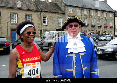 Szenen aus dem Masham Burne Tal laufen Juli 2009: Stadtschreier und Läufer treffen sich vor dem Start des Laufs Stockfoto