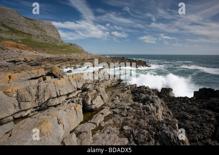 Atlantik Wellen Absturz gegen die Kalkstein-Klippen und Felsen mit Blick auf Mewslade Bucht auf der Halbinsel Gower, South Wales Stockfoto