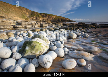 Boulder verstreut Vorder- und Hexen Punkt im Hintergrund Dunraven Bay, Southerndown, Vale of Glamorgan, South Wales Stockfoto