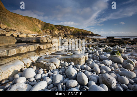 Kalkstein Felsenleisten und Hexen Punkt Dunraven Bay, Southerndown, Vale of Glamorgan, South Wales Stockfoto