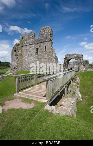 Brücke über den Graben zu den Ruinen der Ogmore Burg, Ogmore Seeweg, Glamorgan, South Wales Stockfoto