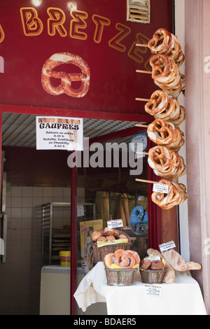 Mittagsmenue Elsass Haut Rhin France Europe Shop verkaufen lokale Speisen mit Brot Brötchen Brezel Kuchen und Gebäck auf dem display Stockfoto