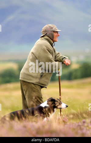 Highland Hirte mit seinem Hund Border Collie im schottischen Sheepdog Trials Stockfoto