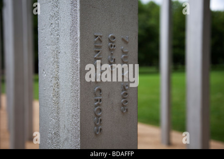 Denkmal für die Opfer des 7. Juli Bombardierungen in London. Diese Pfosten jede Marke ein Opfer der Terroranschläge. Stockfoto