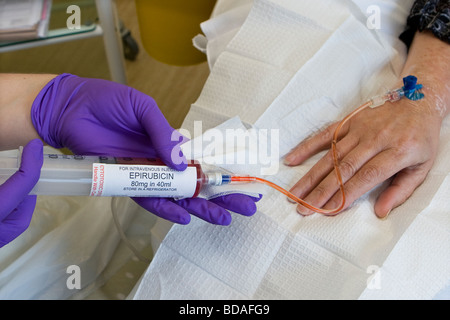 Krankenschwester intravenösen Behandlung Krebsmedikament Epiubican intravenös Stockfoto