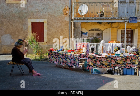 Sonntag Flohmarkt in Sankt Leon Sur Vezere, Dorgogne, Frankreich Stockfoto