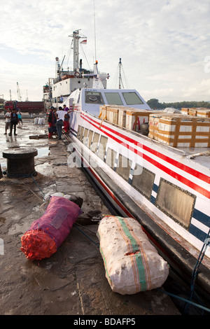 Indonesien Sulawesi Kendari Kai Küsten Fähre Schiff Fracht geladen auf Oberdeck Stockfoto