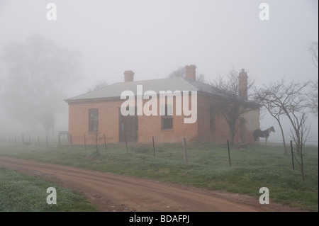 verfallenes Backsteinhaus Stockfoto