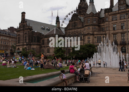 Familien genießen den Frieden Gärten Sheffield Stockfoto