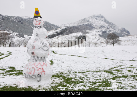 Schneemann im Holyrood Park mit Arthurs Seat in Hintergrund, Edinburgh, Schottland, Großbritannien. Stockfoto