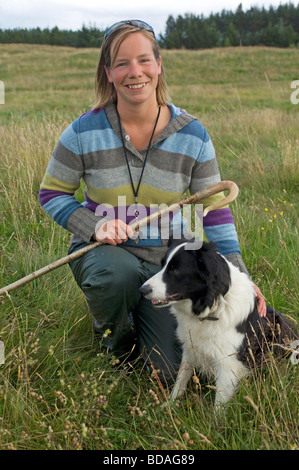 Highland-Konkurrent mit ihr arbeiten Border Collie Hund an schottischen Sheepdog Trials Stockfoto