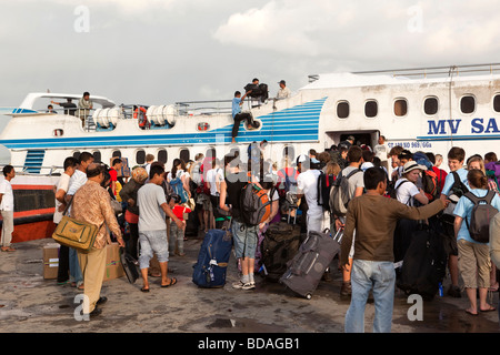 Indonesien Sulawesi Kendari Passagiere am Kai an Bord Küsten Fähre Schnellboot Stockfoto