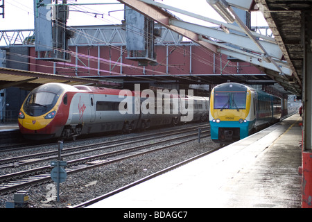 Pendolino und ein Klasse 175, "Coradia" warten im Bahnhof Crewe, Cheshire Stockfoto