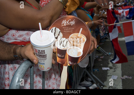 McDonald s McCafe Getränke sind während der 27. jährlichen Dominikanischen Independence Day Parade in New York gefördert. Stockfoto