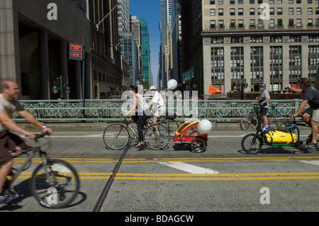 Fahrräder und Fußgänger gehen auf die Straße auf Samstag, 8. August 2009 für die New York Summer Streets-Veranstaltung Stockfoto