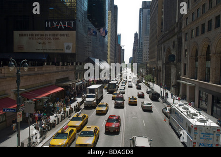 Verkehr auf E42 St und Werbung für Starbucks vor dem Grand Hyatt Hotel in New York Stockfoto