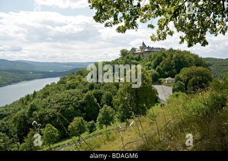 Schloss Waldeck mit Blick auf Edersee Reservoir, Hessen, Deutschland. Stockfoto