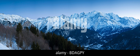 Chamonix Valley Mont Blanc und Mont-Blanc-Massiv-Reihe von Bergen französische Alpen-Haute-Savoie-Frankreich Stockfoto