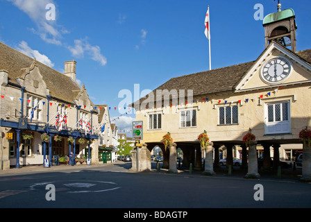 Tetbury Markthalle und das Snooty Fox Inn Stockfoto