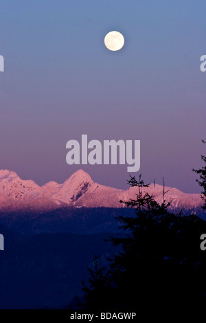 Mondaufgang über Schnee bedeckt Golden Ears in der Dämmerung, von Port Coquitlam, BC, Kanada Stockfoto