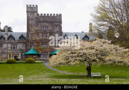 Obst Baum und Park Bank vor Schloss wie Hatley House königliche Straßen Universität - Victoria, BC, Kanada. Stockfoto