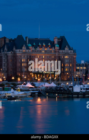 Innenhafen und berühmte Empress Hotel - Victoria, BC, Kanada. Totempfähle im Vordergrund Stockfoto