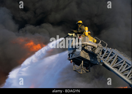 Detroit Feuerwehrleute kämpfen 2. Alarm Feuer von Turm Leiter Stockfoto