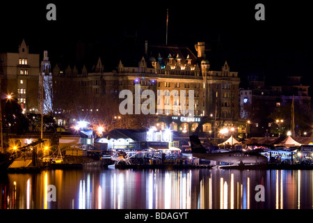 Das berühmte Empress Hotel spiegelt sich in den inner Harbour in der Nacht - Victoria, BC, Kanada. Stockfoto